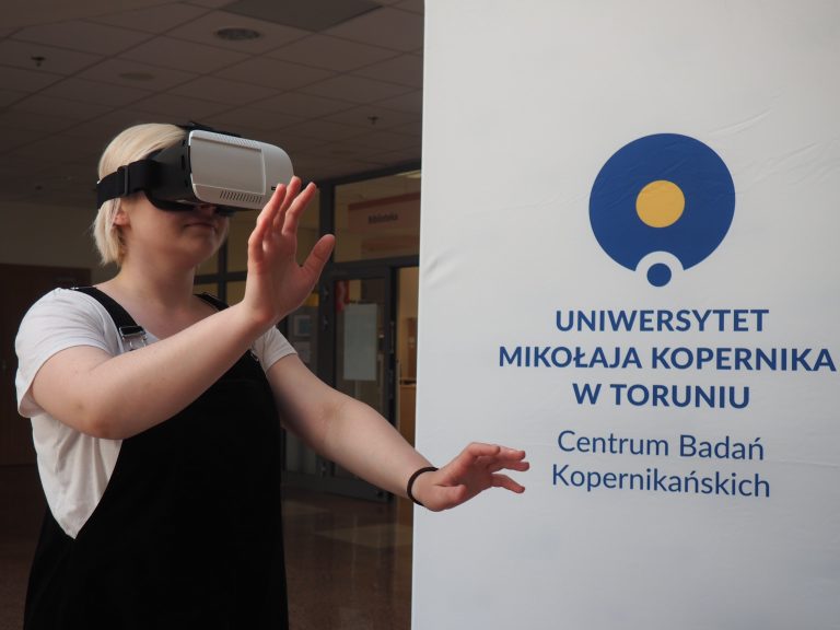 Studentka w okularach VR